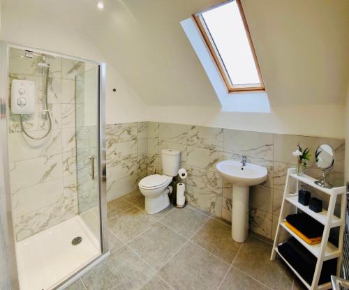 ein Badezimmer mit Dusche, Toilette und Waschbecken in der Unterkunft Kettlesing Cottage, Harrogate in Harrogate