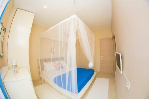 a room with a bed with a net at Colors Of The Sea in Leptokarya