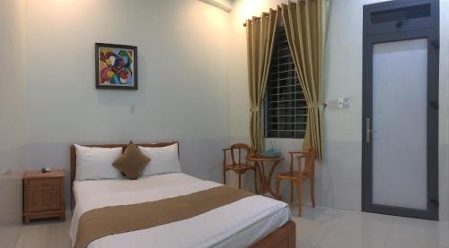 Un pat sau paturi într-o cameră la Khách Sạn Today