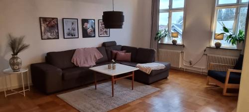 sala de estar con sofá y mesa en Kungsgatan 30 en Åmål