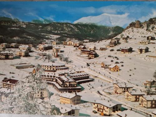an aerial view of a town in the snow at Appartamento in una valle di Luce in Pizzoferrato