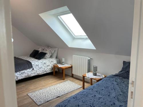 Łóżko lub łóżka w pokoju w obiekcie Appartement cosy sous les toits