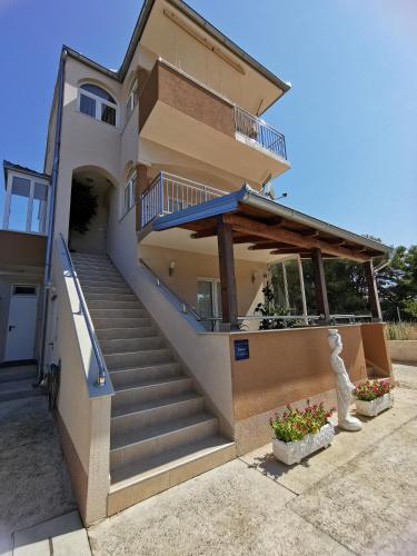 ein Haus mit einer Treppe und einem Pavillon in der Unterkunft Apartment Alena 1 i 2 in Bibinje