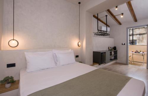 sypialnia z dużym białym łóżkiem w pokoju w obiekcie Cretan Berry Sarpaki w Chanii