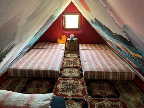 a room with two beds in a tent at Romantische Wohnung Bauernhof, 100m2 offenes Dachgeschoss in Auhausen