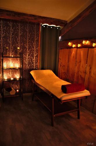 Cette chambre comprend un lit et une étagère avec des lumières. dans l'établissement les natur'elles, à La Chapelle-en-Lafaye