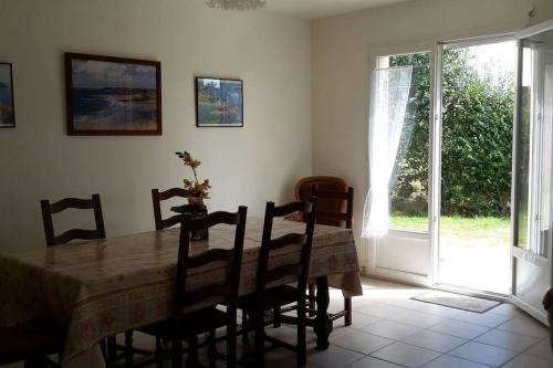 une salle à manger avec une table et des chaises et une fenêtre dans l'établissement maison 6 personnes FREHEL, à Fréhel