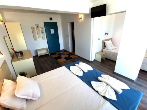 um quarto com uma grande cama branca com almofadas em Hotel Largo Beach em Sunny Beach