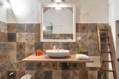 a bathroom with a sink and a mirror at La Dimora della Quercia in Taviano