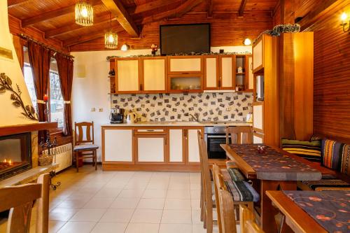 uma cozinha com uma mesa e uma bancada em Villa Gamma em Pavel Banya