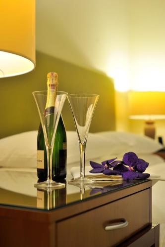  Regent Warsaw Hotel -  Room  picture :   Tea/Coffee maker    Shower    Bath                           