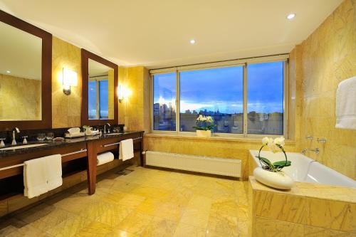  Regent Warsaw Hotel -  Room  picture :   Tea/Coffee maker    Shower    Bath                           