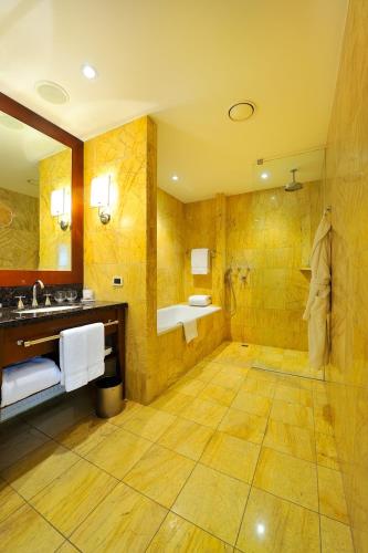  Regent Warsaw Hotel -  Room  picture :   Tea/Coffee maker    Shower    Bath                           