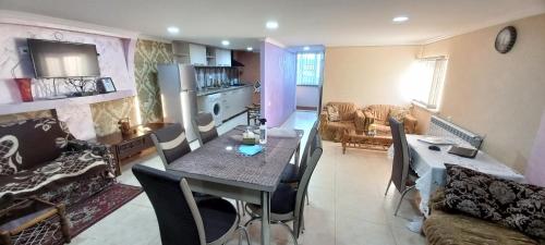 uma cozinha e sala de estar com mesa e cadeiras em Dream House & Hostel em Sevan