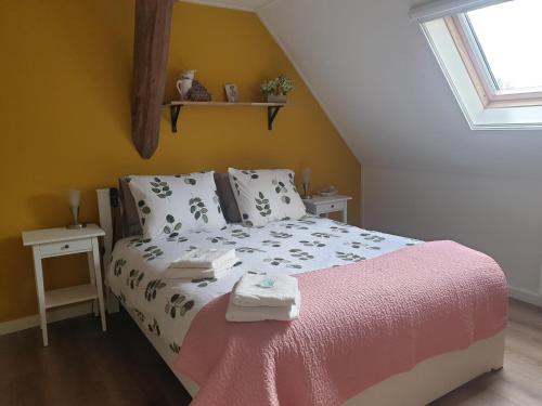 a bedroom with a bed with a pink blanket at B&B Piebengastate Welsrijp in Welsrijp
