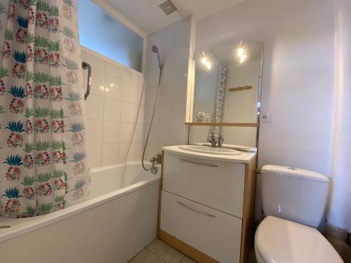 une salle de bain avec un lavabo, des toilettes et une baignoire dans l'établissement Le Campulley - 011, à Rouen