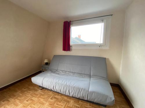 une petite chambre avec un lit et une fenêtre dans l'établissement Le Campulley - 011, à Rouen
