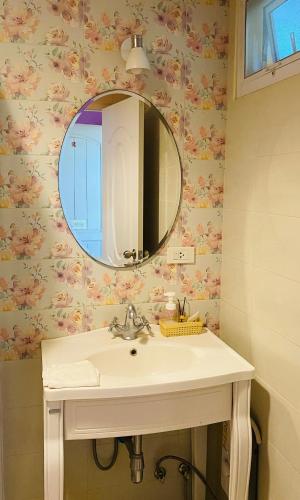 a bathroom with a sink and a mirror at Jardin De Mangue Pakchong in Pak Chong