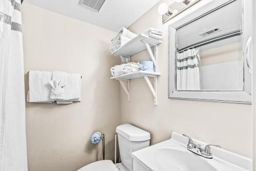 Tropical Isle #205 في شاطئ فورت والتون: حمام مع مرحاض بالوعة ومرآة