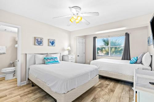 1 dormitorio con 2 camas y ventana en Tropical Isle #205, en Fort Walton Beach