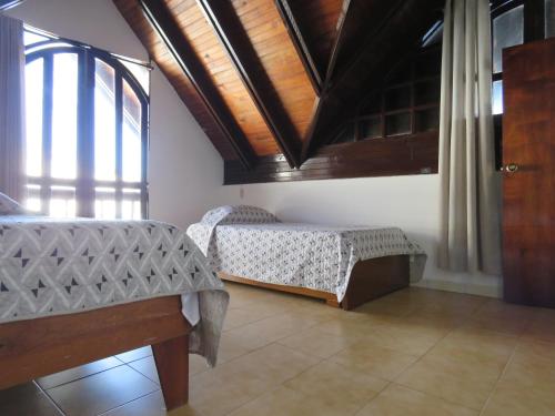 a bedroom with two beds and a wooden ceiling at Apartamento Centro San Andrés Islas #4 in San Andrés