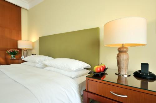  Regent Warsaw Hotel -  Room  picture :   Tea/Coffee maker    Shower    Bath                           