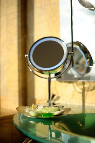  Regent Warsaw Hotel -  Room  picture :   Tea/Coffee maker    Shower    Bath                           