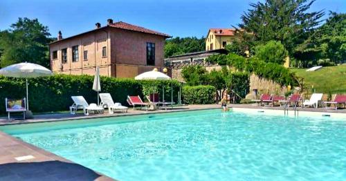 Bazén v ubytování Hotel Residence Sant'Uberto nebo v jeho okolí