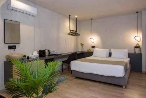 ハニア・タウンにあるCretan Berry Sarpakiのベッドと机があるホテルの部屋
