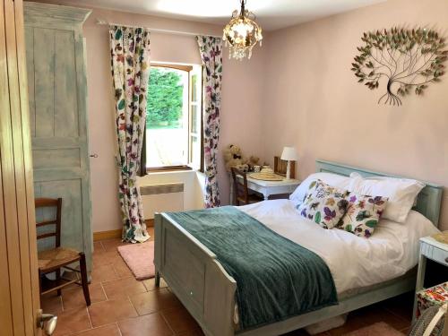 une chambre avec un lit et une fenêtre dans l'établissement 5 bedroom house with private pool, S Dordogne, à Monpazier