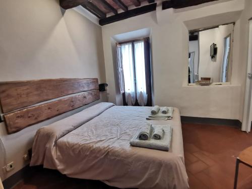 um quarto com uma cama com duas toalhas em Uscio e bottega em Montepulciano