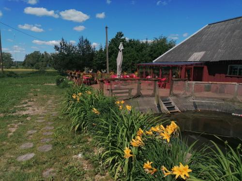 a garden with flowers in front of a building at Õuna Puhketalu in Jõgeva