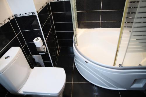 Koupelna v ubytování Basileus Hotel