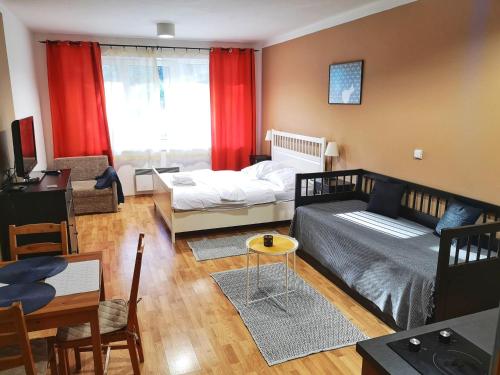 Sala de estar con cama, sofá y mesa en Apartmány Margo Sun, en Martinske Hole