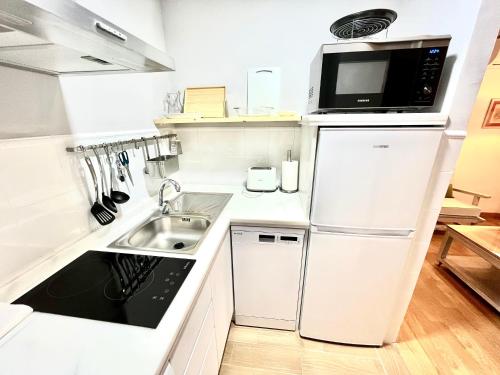 uma pequena cozinha com um lavatório e um micro-ondas em Apartamento centro ciudad con parking incluido em Córdoba