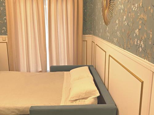Estudio Príncipe David - VUT في طليطلة: غرفة نوم صغيرة بها سرير ونافذة