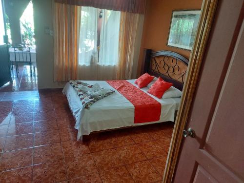 a bedroom with a bed with red pillows on it at Hotel Torre Fuerte in Venecia