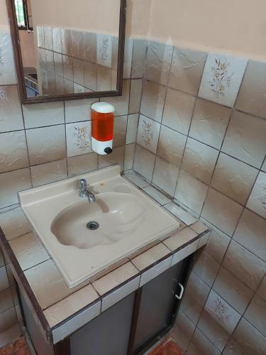 a bathroom with a sink and a mirror at Hotel Torre Fuerte in Venecia