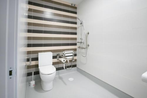 un bagno con wc e vasca da bagno di RESIDENZA a Zamora
