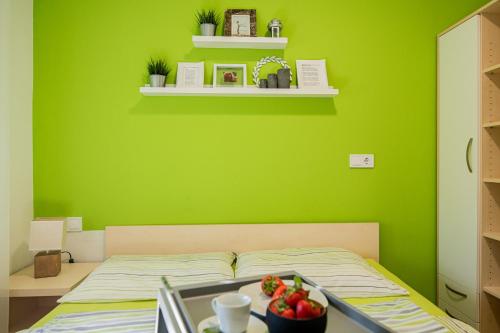 Ένα ή περισσότερα κρεβάτια σε δωμάτιο στο Apartmaji BANONIA " Poletni vetrc "