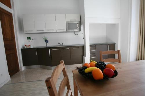 a bowl of fruit on a table in a kitchen at Alojamento Local Primavera in Amadora