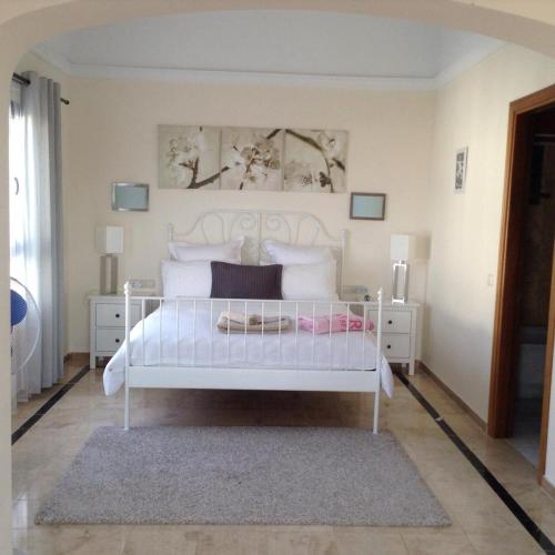luxury 3bed Villa with heated private pool, full Sky and free WIFI