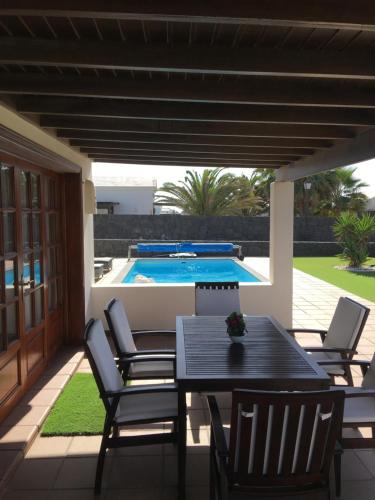 luxury 3bed Villa with heated private pool, full Sky and free WIFI