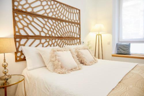 A bed or beds in a room at PRIM SAN SEBASTIAN Apartment