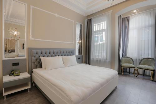 Un pat sau paturi într-o cameră la Arach Hotel Harbiye