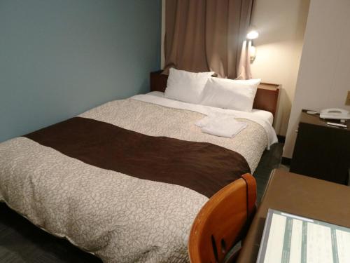 濱松的住宿－Hamamatsu Station Hotel - Vacation STAY 65830，酒店客房设有一张大床和一张桌子。