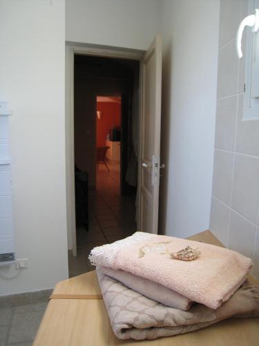 une pile de serviettes assises sur un comptoir dans une pièce dans l'établissement Le Clos Olives, à Comps