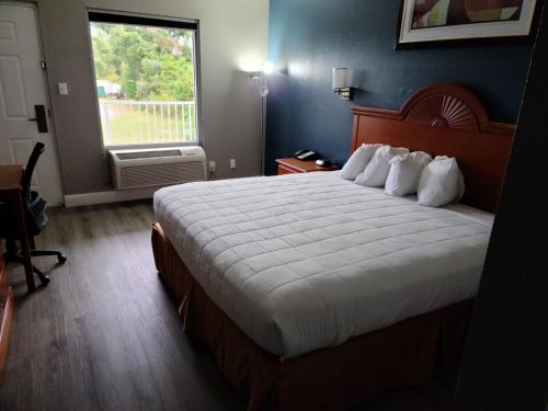 Ein Bett oder Betten in einem Zimmer der Unterkunft Baymont by Wyndham Marianna