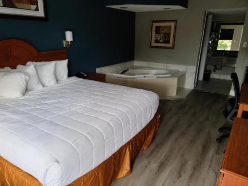 Ein Bett oder Betten in einem Zimmer der Unterkunft Baymont by Wyndham Marianna