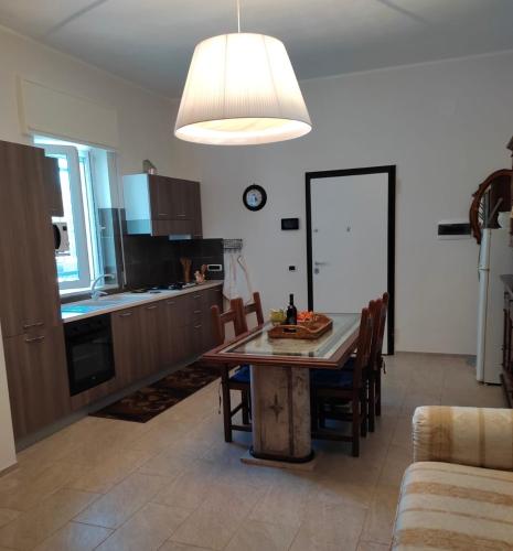 a kitchen with a table and chairs in a room at Villa Cohiba - 700m dal mare in Pulsano